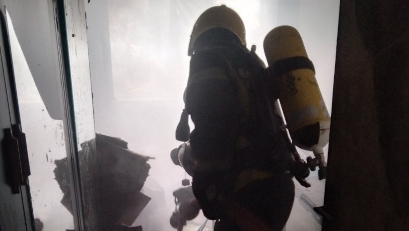 Gori napušteni kiosk u Kaluđerici, vatrogasci na licu mesta