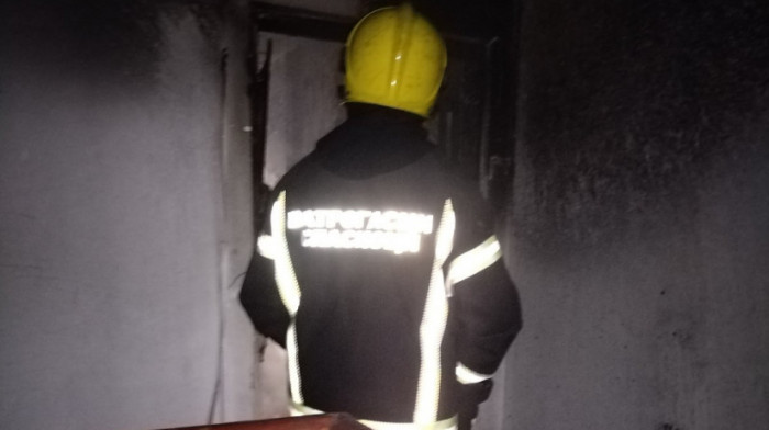 Požar u stanu u Lazarevcu: Jedna osoba hospitalozvana, evakuisan vrtić u prizemlju zgrade (FOTO)