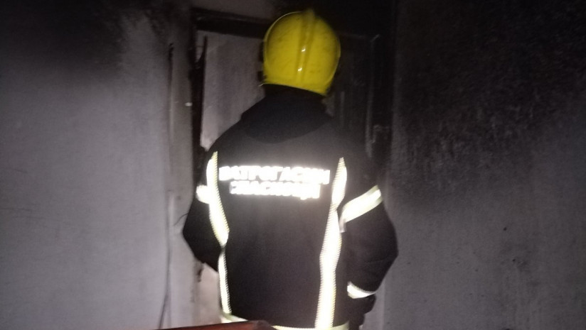 Požar u stanu u Lazarevcu: Jedna osoba hospitalizovana, evakuisan vrtić u prizemlju zgrade (FOTO, VIDEO)