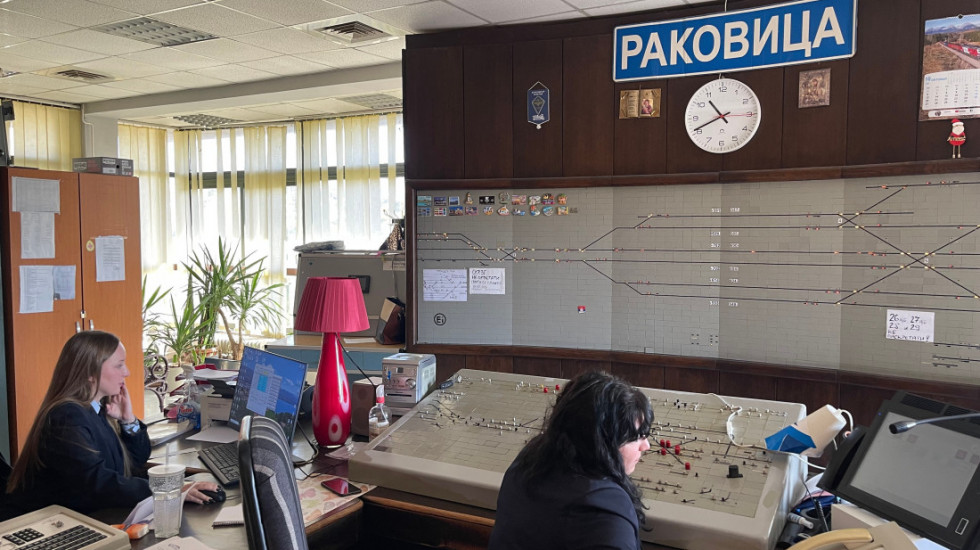 Kroz železničku stanicu Rakovica dnevno prođe 125 vozova, ženski tim otpravnica zadužen za bezbednost