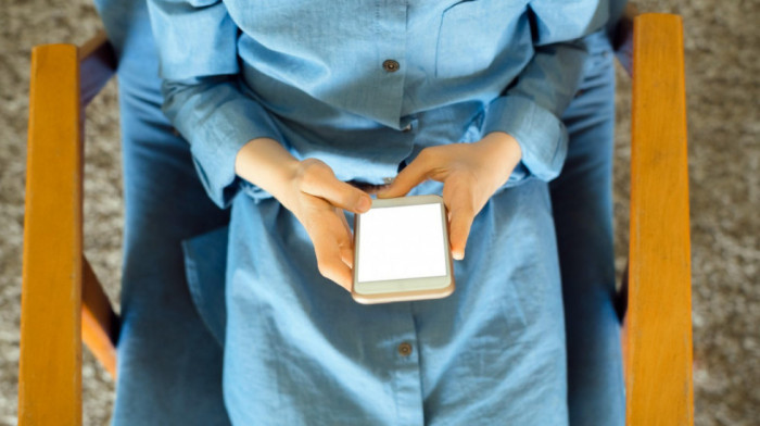 Skrolovanje na TikToku izaziva "truljenje mozga": Kako kratki videi utiču na kognitivne sposobnosti i mentalno zdravlje