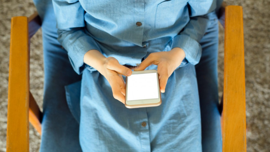 Skrolovanje na TikToku izaziva "truljenje mozga": Kako kratki videi utiču na kognitivne sposobnosti i mentalno zdravlje