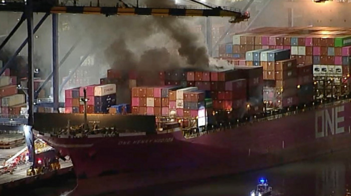 Požar u luci Los Anđeles, zapalio se teretni brod sa opasnim materijama, angažovano 100 vatrogasaca
