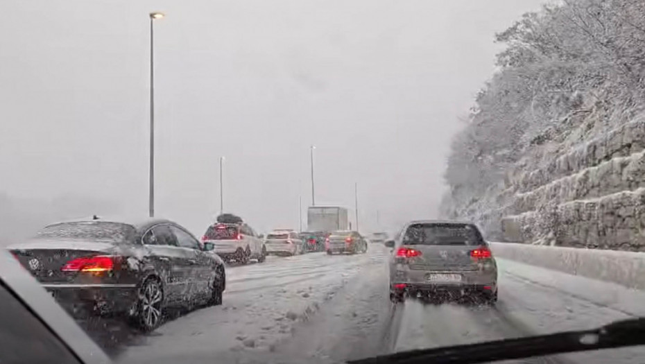 Sneg parališe region: Zastoji u saobraćaju u Sarajevu, automobili zaglavljeni kod Splita