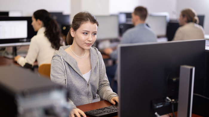 I profesori moraju u klupe: Srednjoškolski profesori u Grčkoj prolaze obuku za korišćenje veštačke inteligencije
