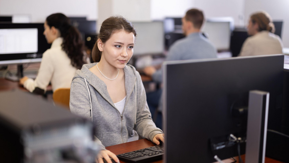 I profesori moraju u klupe: Srednjoškolski profesori u Grčkoj prolaze obuku za korišćenje veštačke inteligencije