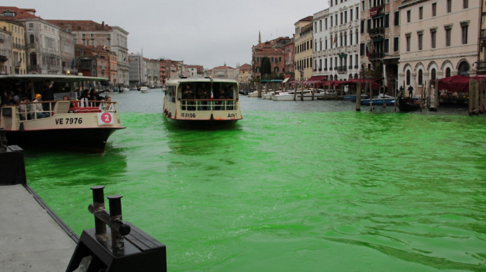 "Čin koji povređuje grad": Veliki kanal u Veneciji ponovo obojen u zeleno u akciji klimatskih aktivista