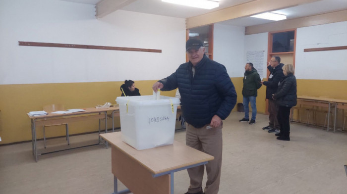 U Republici Srpskoj otvorena birališta za prevremene predsedničke izbore (FOTO)