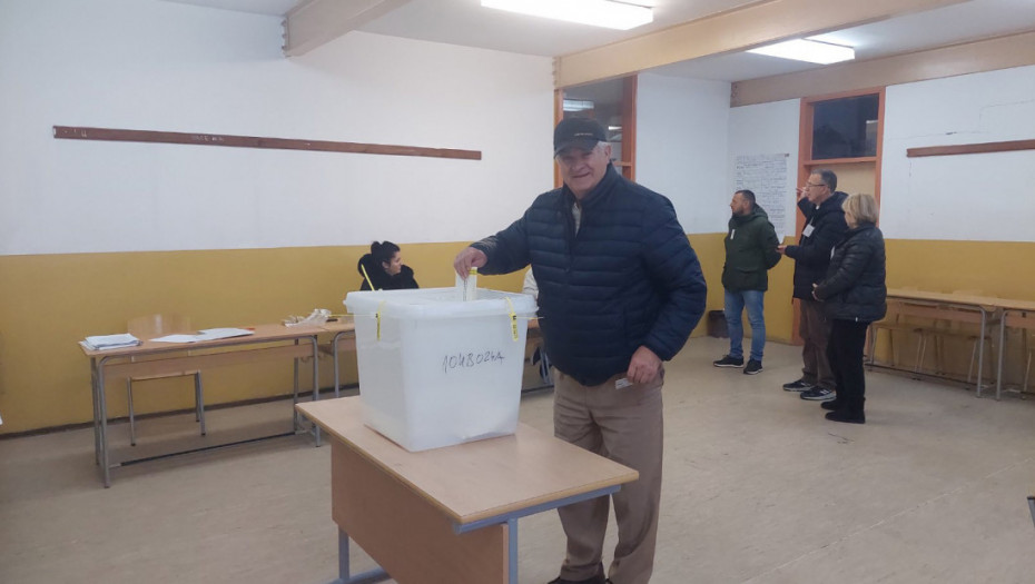 U Republici Srpskoj otvorena birališta za prevremene predsedničke izbore (FOTO)