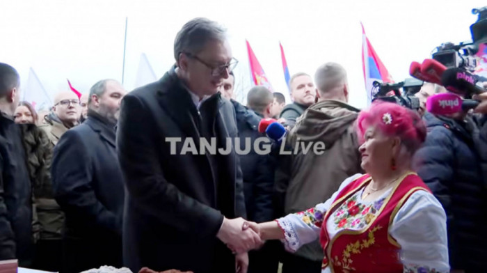 Vučić u Jaši Tomiću: Razgovara sa građanima, okupio se veliki broj meštana