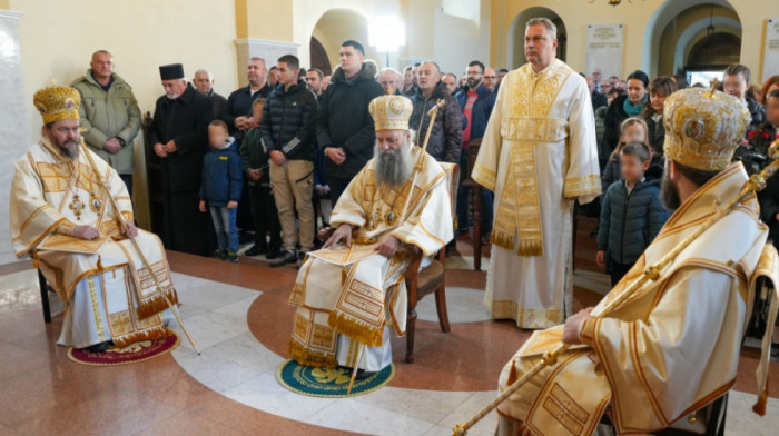 Patrijarh Porfirije služio liturgiju u hramu Svetih apostola Petra i Pavla u Vinči