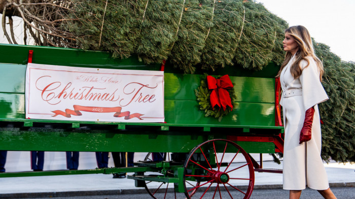 Početak praznične sezone u SAD: Melanija Tramp nastavila dugogodišnju tradiciju-dočekala božićnu jelku u Beloj kući