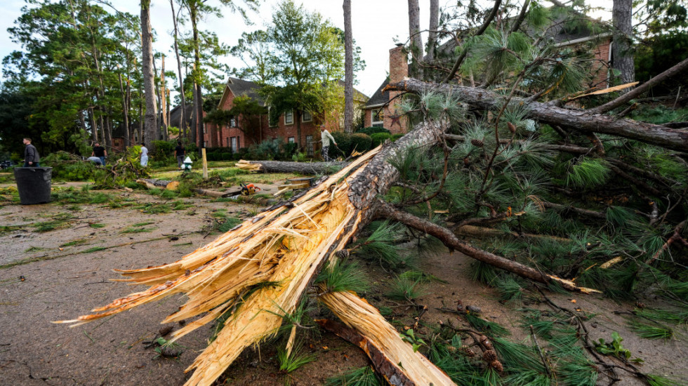 Američki Srednji Zapad na udaru serije tornada: Olujni vetrovi oštetili mnoge kuće, čupali drveće i nosili krovove,