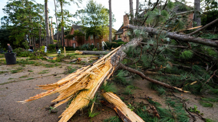 Američki Srednji Zapad na udaru serije tornada: Olujni vetrovi oštetili mnoge kuće, čupali drveće i nosili krovove,