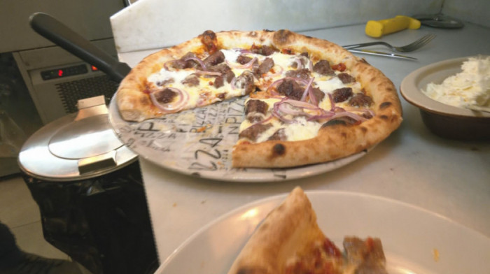 Pica iznenađenja koja je zbunila čak i Italijane: Šta se desi kada se ukrste italijanska tradicija i srpski roštilj