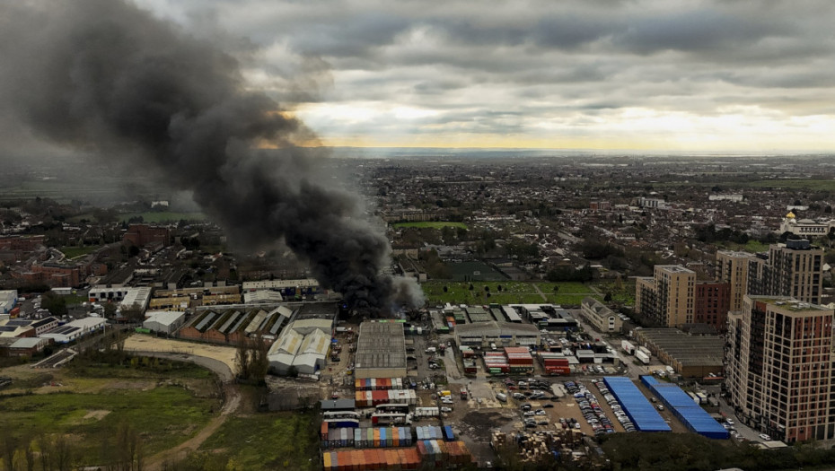 Oko 150 vatrogasaca gasi požar u skladištu u Londonu, gore i vatrometi