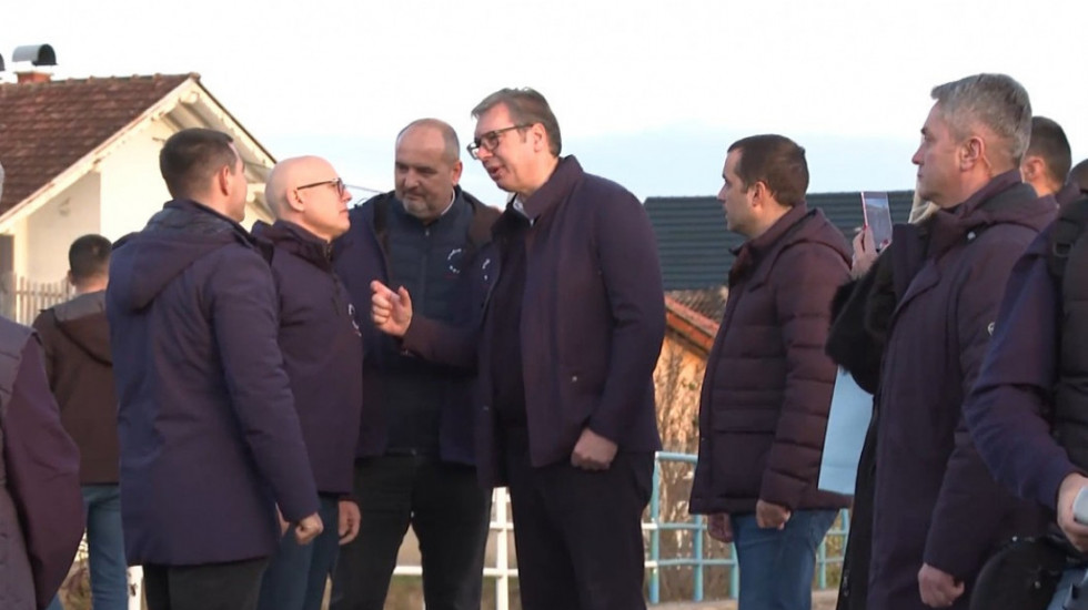 Vučić stigao u mesto Urovica kod Negotina gde razgovara sa građanima