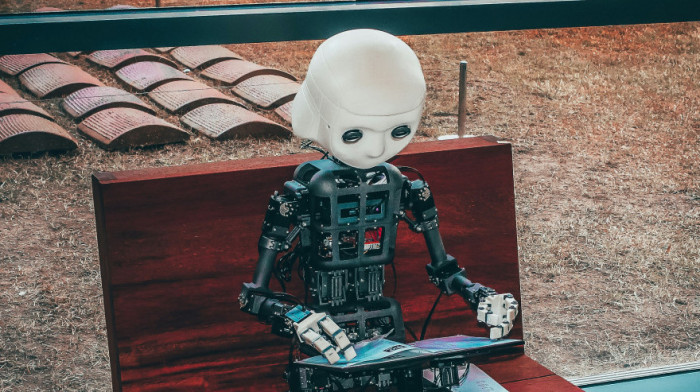 Da li je AI pretnja književnosti: Pisci upozoravaju da im veštačka inteligencija "krade" posao i prihode