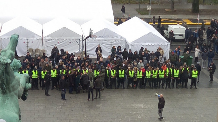 Poslanici opozicije: Sklonili smo ogradu ispred parlamenta sami, jer nije bila uklonjena