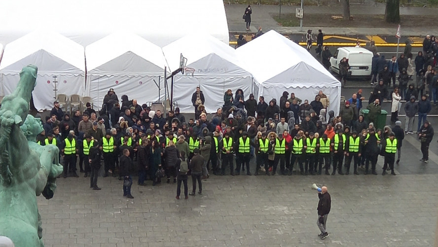 Poslanici opozicije: Sklonili smo ogradu ispred parlamenta sami, jer nije bila uklonjena