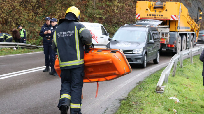 Nađena dva tela u "audiju" kod Ovčar Banje: Sleteli s puta, dizalica ih izvlači iz kanala (FOTO, VIDEO)