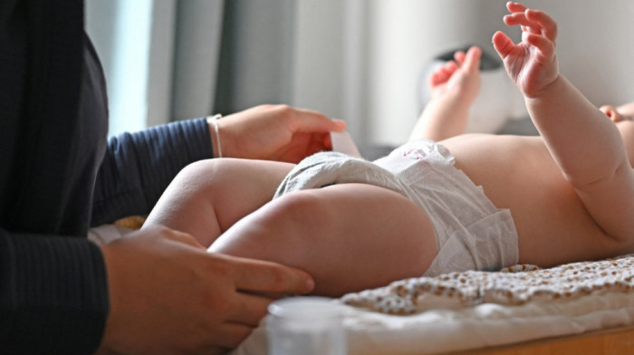 Stručnjaci savetuju roditelje da od beba "traže pristanak" pre menjanja pelena