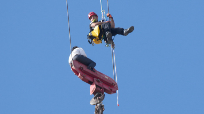 Hteo je da vidi panoramu grada: Neverovatni snimak spasavanja dečaka koji je sedam sati sedeo na kranu