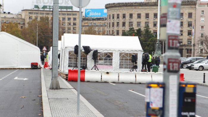 Incidenti i sukobi ispred Skupštine: Opozicioni poslanici probili ogradu, kasnila rasprava o budžetu