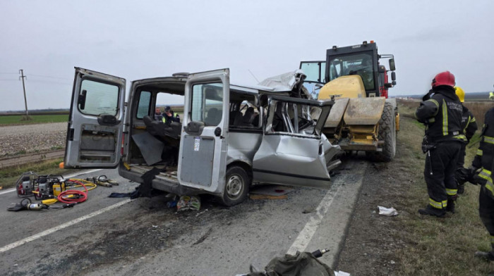 Prve fotografije sa mesta teške tragedije kod Rume: Od siline udarca u valjak, kombi smrskan, četvoro na mestu stradalo