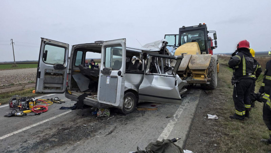Prve fotografije sa mesta teške tragedije kod Rume: Od siline udarca u valjak, kombi smrskan, četvoro na mestu stradalo