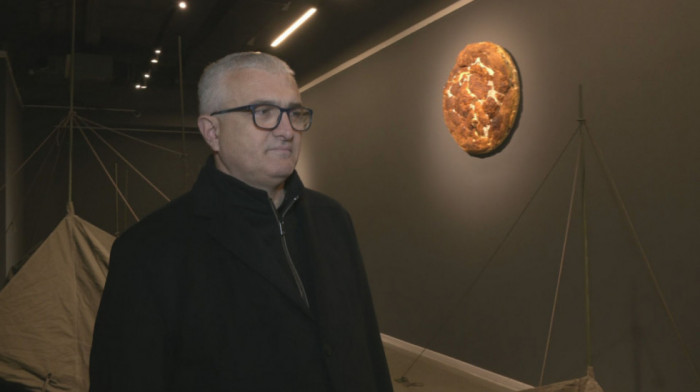 "Nešto o biti sveta" Radoša Antonijevića: Prepoznatljive skulpture u vidu šatora u Salonu Muzeja grada Beograda