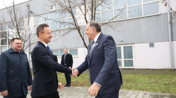 Srpska: Avion u kojem je Sijarto sleteo u Banjaluku, dočekao ga ministar unutrašnjih poslova RS Budimir