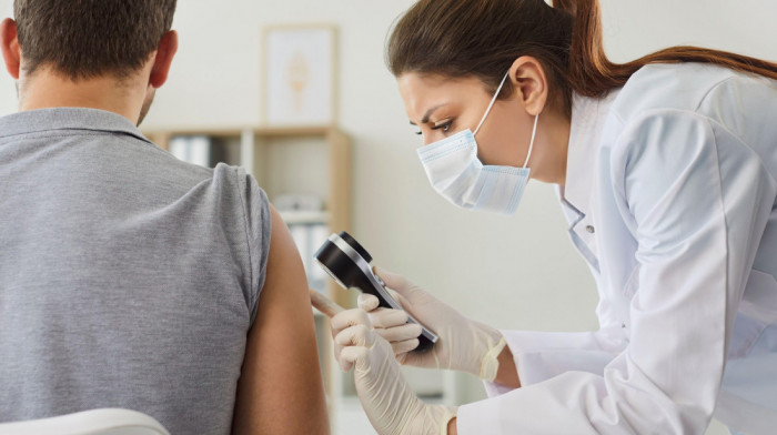 Prvi pacijent iz Srbije prima rusku vakcinu protiv raka: Kako izgleda put do eksperimentalne terapije?