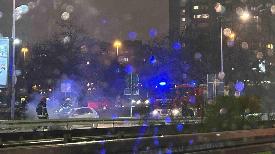 Požar na auto-putu kod Sava centra: Zapalio se automobil, vatrogasci na terenu, kolona vozila na Gazeli
