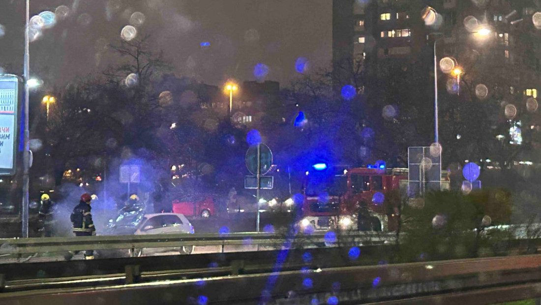 Požar na auto-putu kod Sava centra: Zapalio se automobil, vatrogasci na terenu, kolona vozila na Gazeli