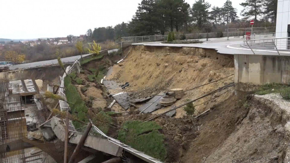 Obrušavanje potpornih zidova na gradilištu "Centra izvrsnosti" u Kragujevcu: Nema povređenih