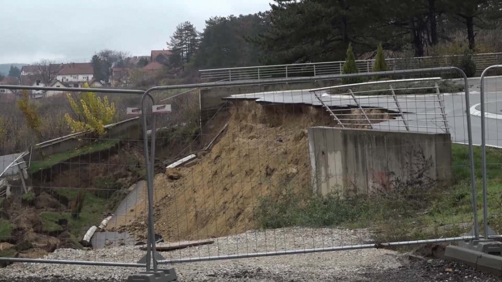 Započeta hitna sanacija terena nakon urušavanja saobraćajnice u Kragujevcu