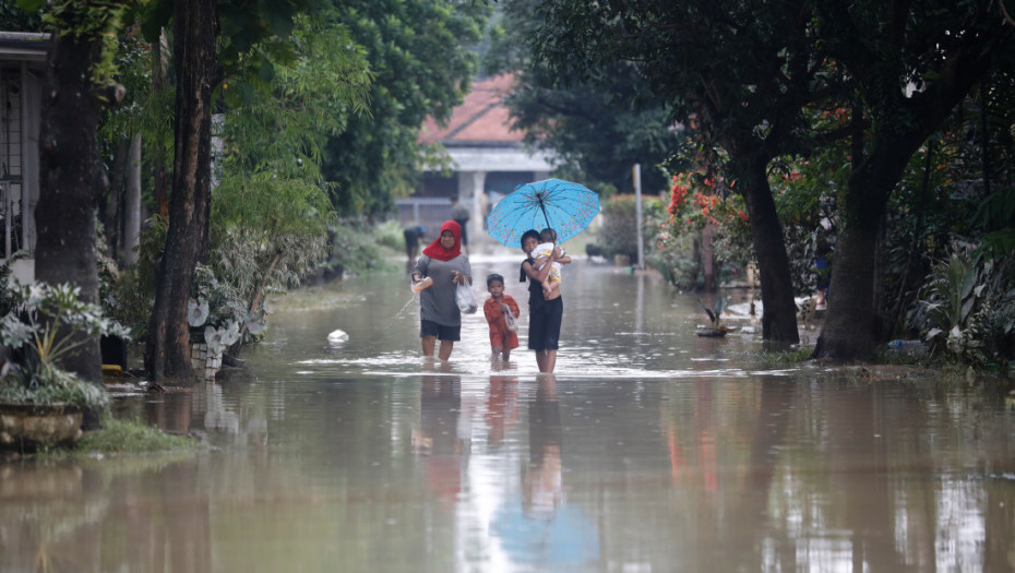 Broj žrtava poplava na indonežanskom ostrvu Sumatra porastao na 303
