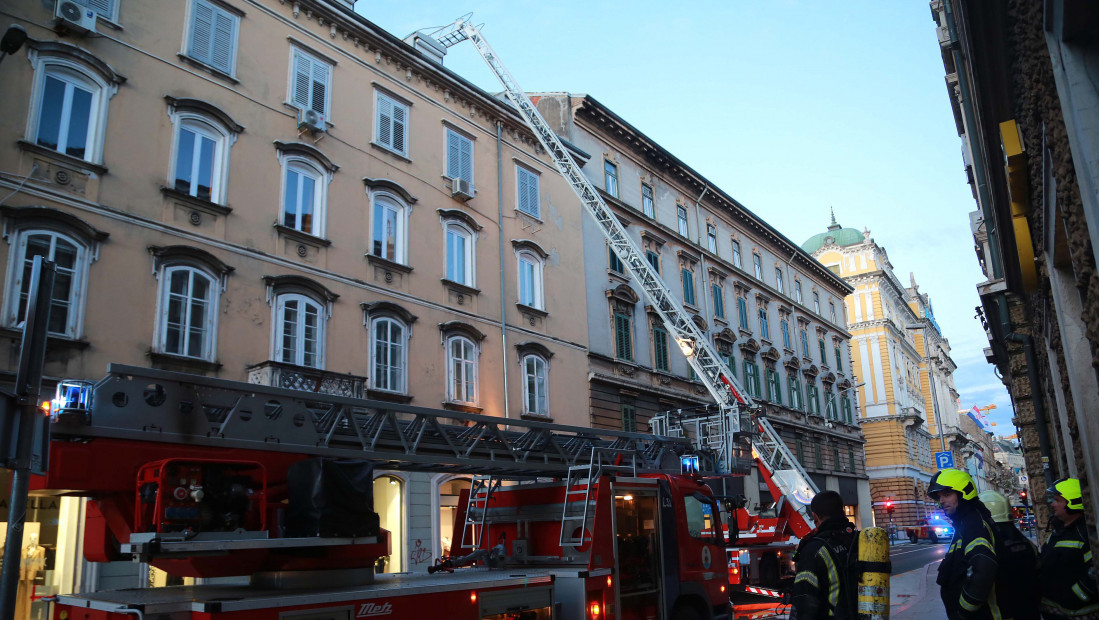 Požar u centru Rijeke, u potkrovlju zgrade pronađeno telo