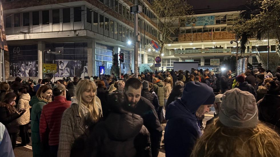 Grupa okupljenih na poziv studenata u blokadi i tzv. zborova blokirala Takovsku ulicu kod RTS-a