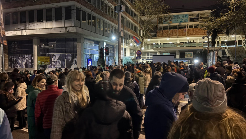 Grupa okupljenih na poziv studenata u blokadi i tzv. zborova blokirala Takovsku ulicu kod RTS-a