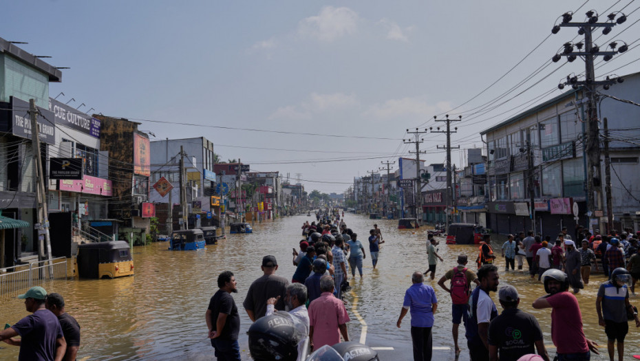 Najmanje 1.000 žrtava poplava u Indoneziji i Šri Lanki, vojska raspoređena kako bi pomogla ugroženima