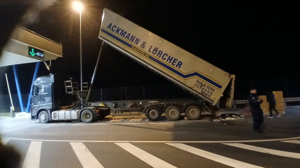 Na granici sa Hrvatskom uhapšen osumnjičeni zbog krijumčarenja, zaplenjeno skoro 4.000 boksova cigareta