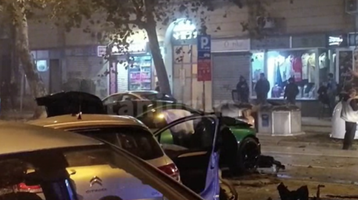 Teška saobraćajna nesreća u centru Novog Sada: Ima povređenih, vatrogasci seku vozila