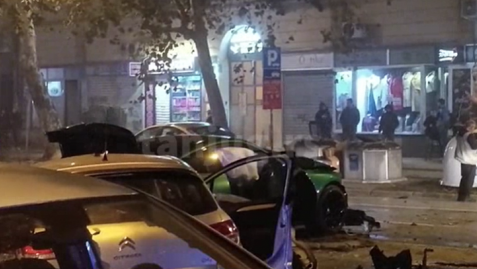 Teška saobraćajna nesreća u centru Novog Sada: Dve osobe prebačena na reanimaciju, vatrogasci sekili vozila