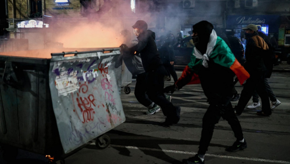 Eskalacija protesta u Bugarskoj: Sukob demonstranata sa policijom, u Varni bili prisutni i navijači