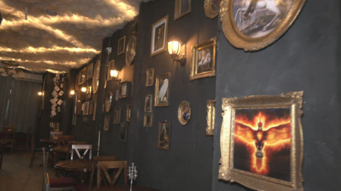 Srbija dobila prvi kafić posvećen Hariju Poteru: Beogradsko putovanje u Hogvorts u "9 i 3/4" (VIDEO)