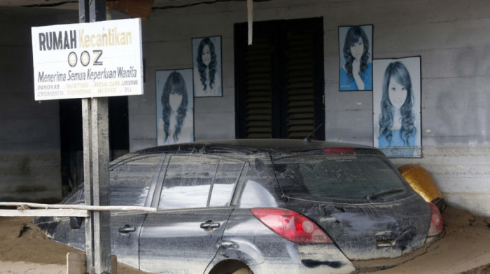 Broj žrtava poplava na Sumatri dostigao 867, vojska pojačala pomoć