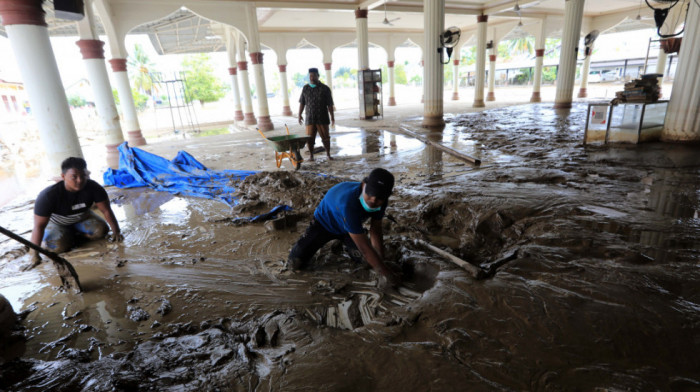 Broj ljudi poginulih u poplavama i klizištima na Sumatri u Indoneziji porastao na 753