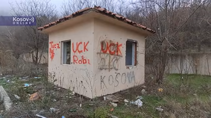 Grafiti tzv. OVK osvanuli na Dudinom Kršu kod Kosovske Mitrovice